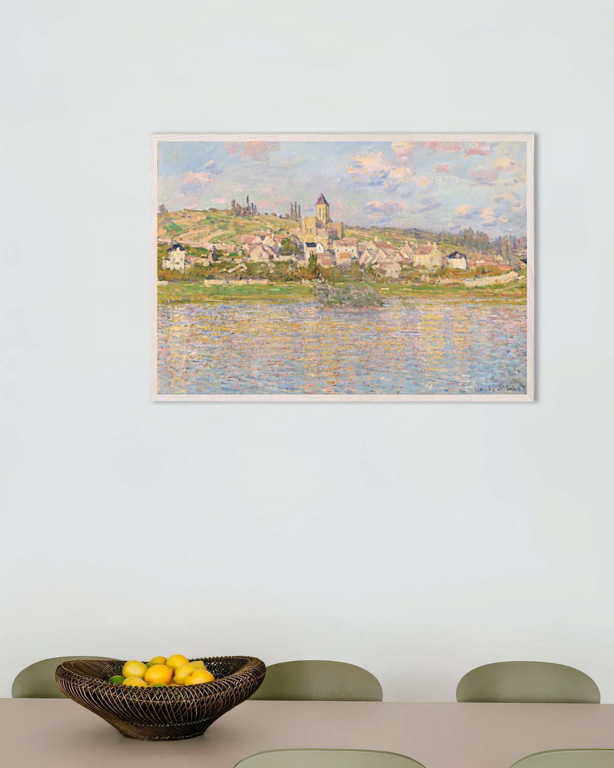 Claude Monet’n Vétheuil -juliste valkoisessa puukehyksessä