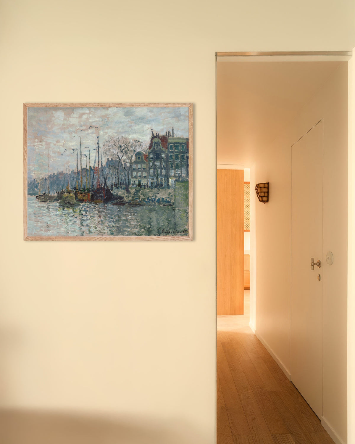 Claude Monet’n Näkymä Prins Hendrikkadelle ja Kromme Waalille Amsterdamissa (1874) -juliste luonnonvärisessä puukehyksessä