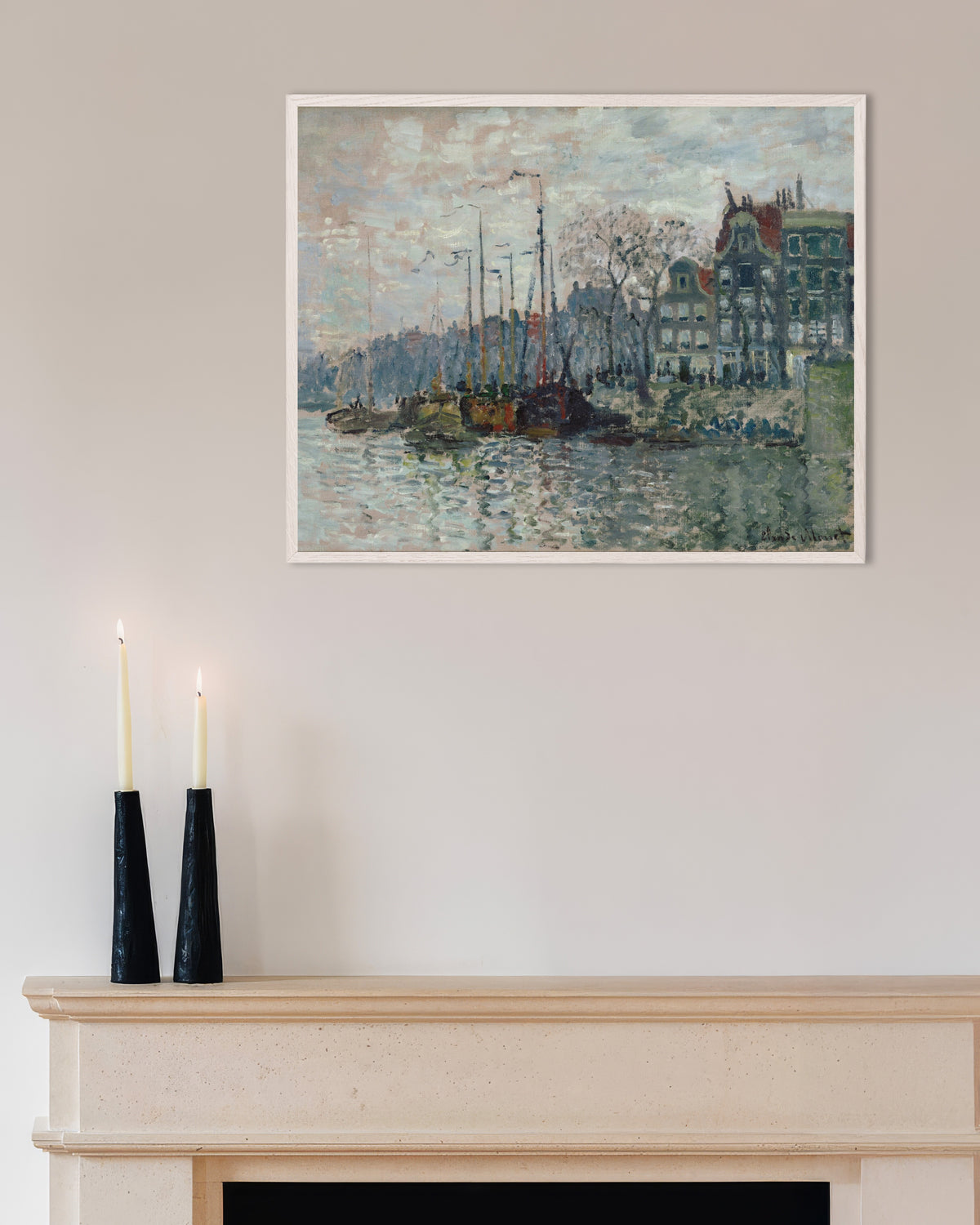 Claude Monet’n Näkymä Prins Hendrikkadelle ja Kromme Waalille Amsterdamissa (1874) -juliste valkoisessa puukehyksessä