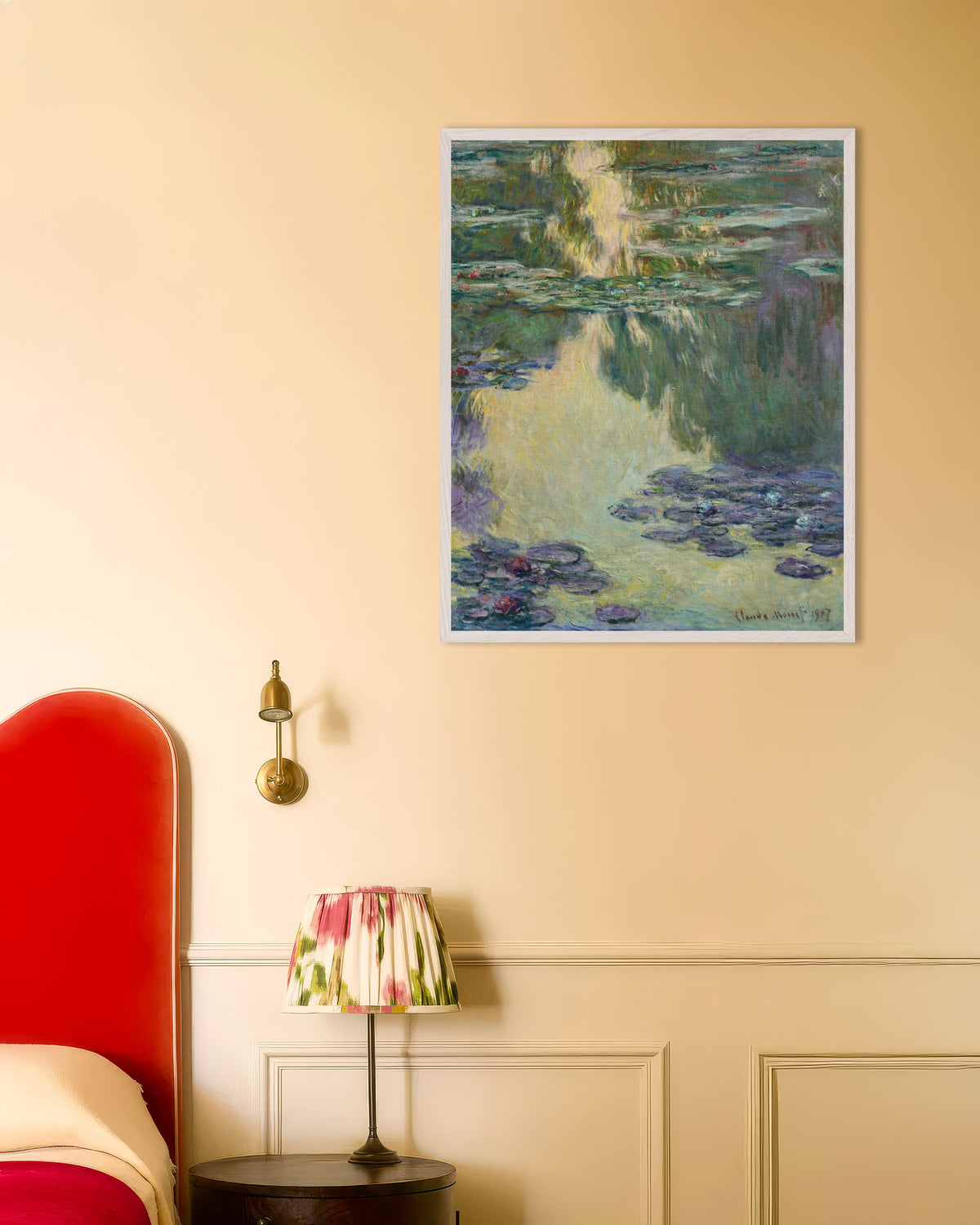 Claude Monet’n Lumpeet (1907) -juliste valkoisessa puukehyksessä