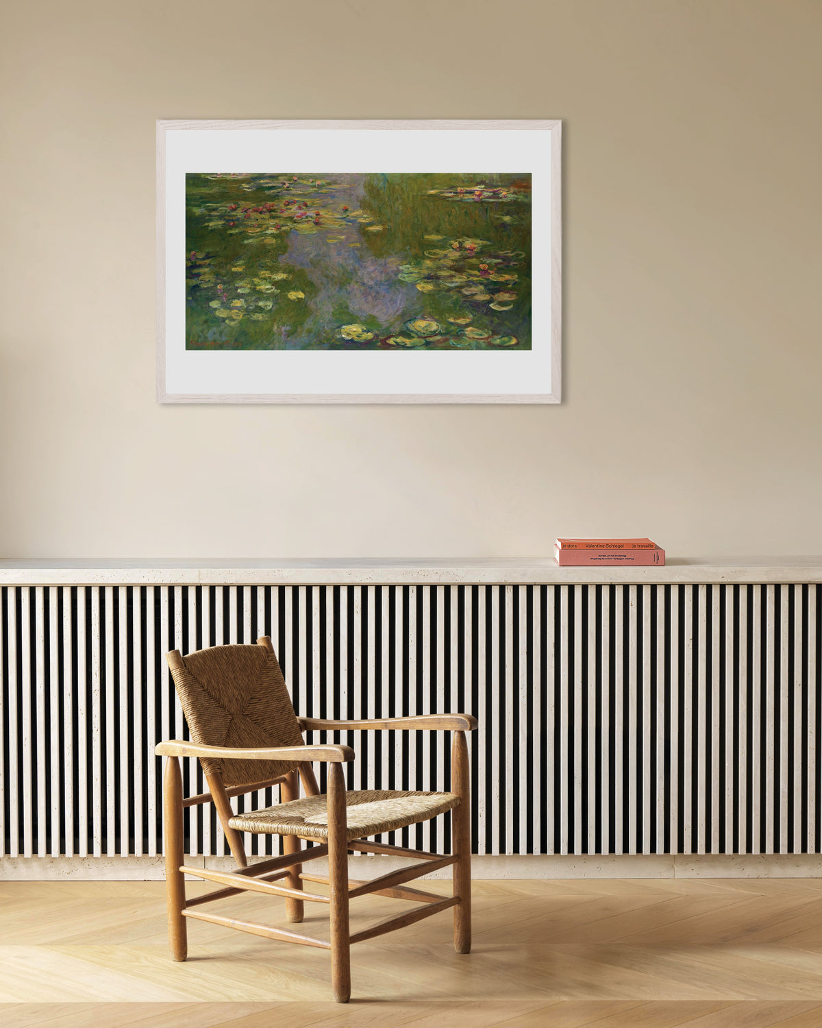 Claude Monet’n Lumpeet (1919) -juliste valkoisessa puukehyksessä
