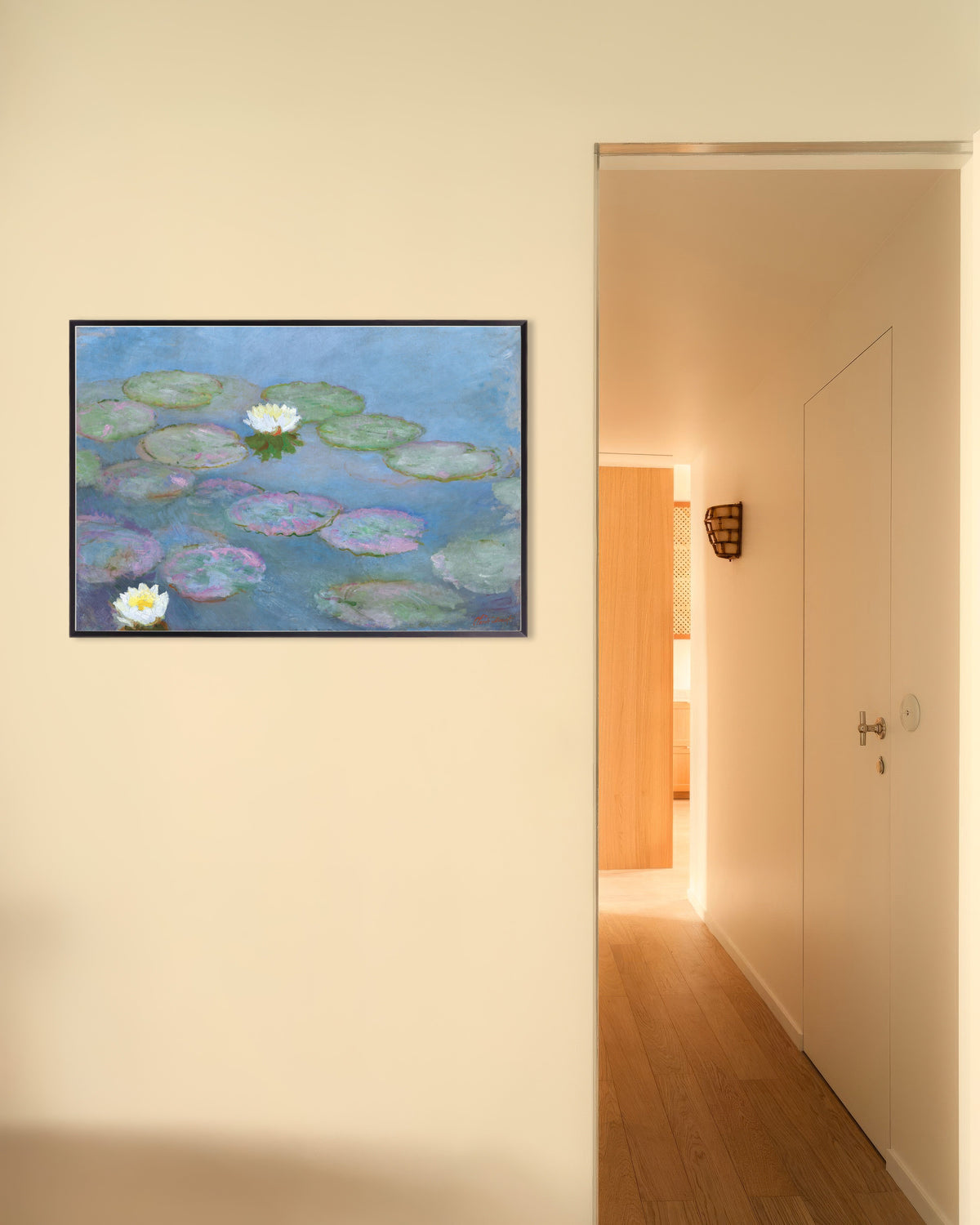 Claude Monet’n Lumpeet (n. 1897–1899) -juliste metallikehyksessä