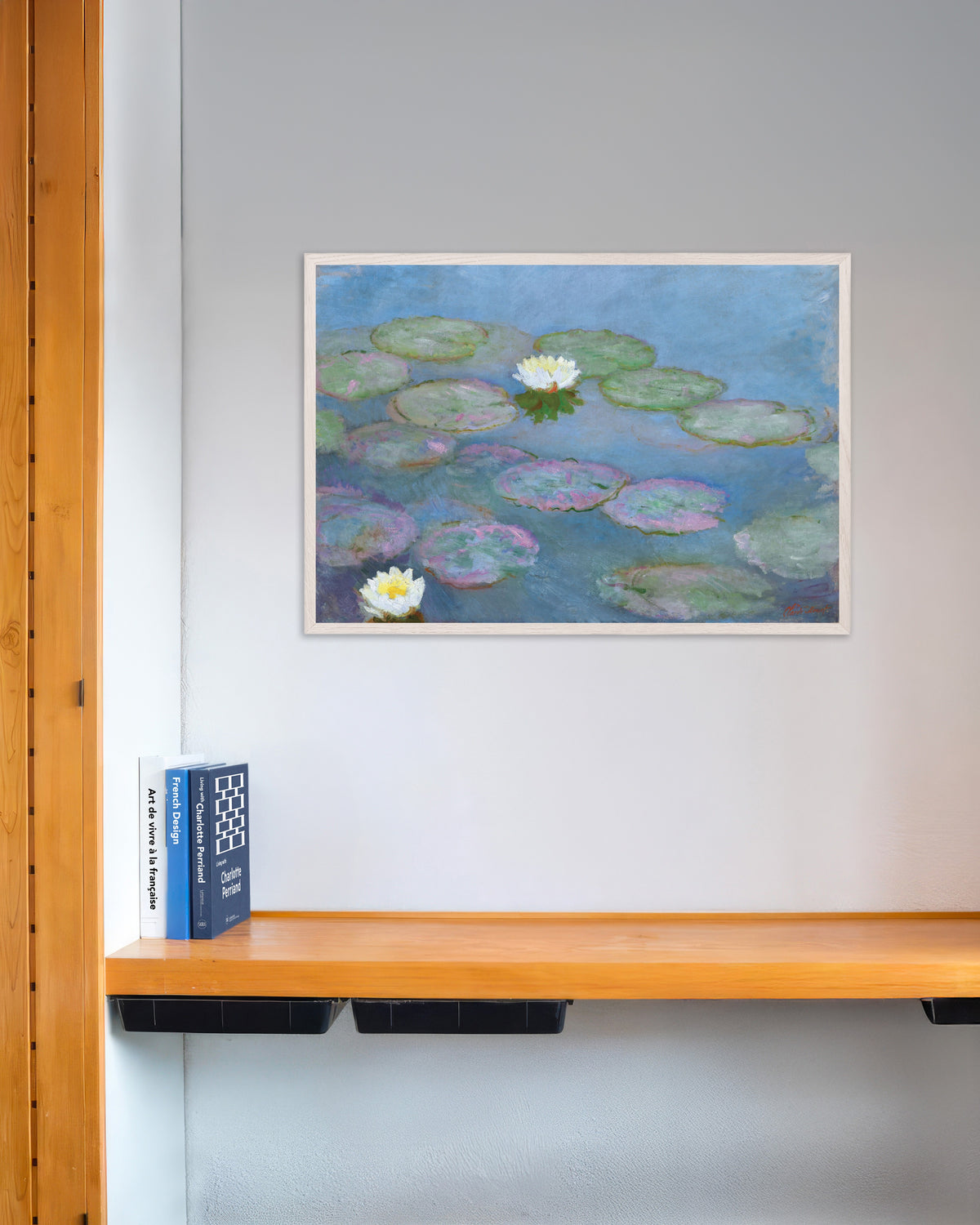 Claude Monet’n Lumpeet (n. 1897–1899) -juliste valkoisessa puukehyksessä