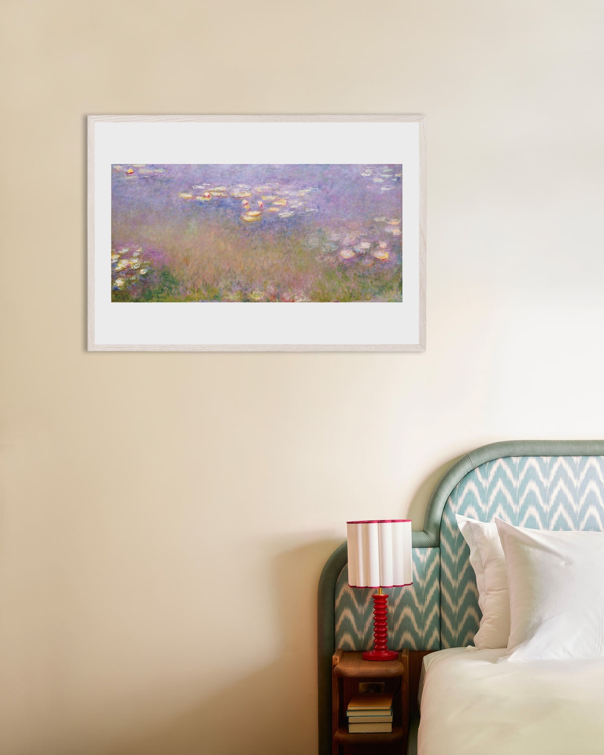Claude Monet’n Lumpeet (n. 1915–1926) -juliste valkoisessa puukehyksessä