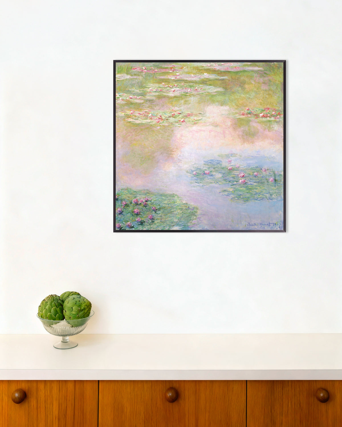 Claude Monet’n Lumpeet, vaaleanpunaiset heijastukset (1907) -juliste metallikehyksessä