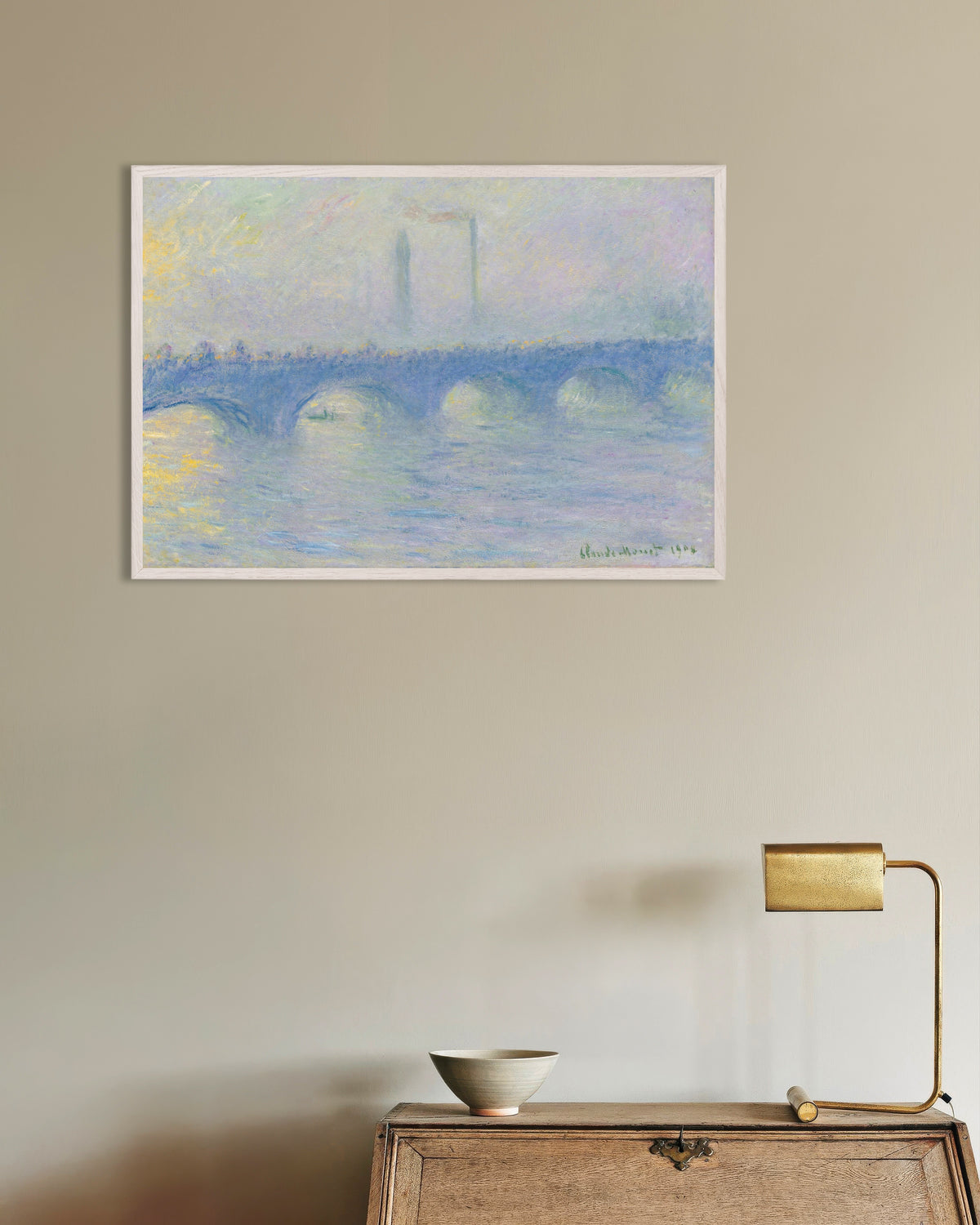 Claude Monet’n Waterloo Bridge, usvavaikutelma (1904) -juliste valkoisessa puukehyksessä