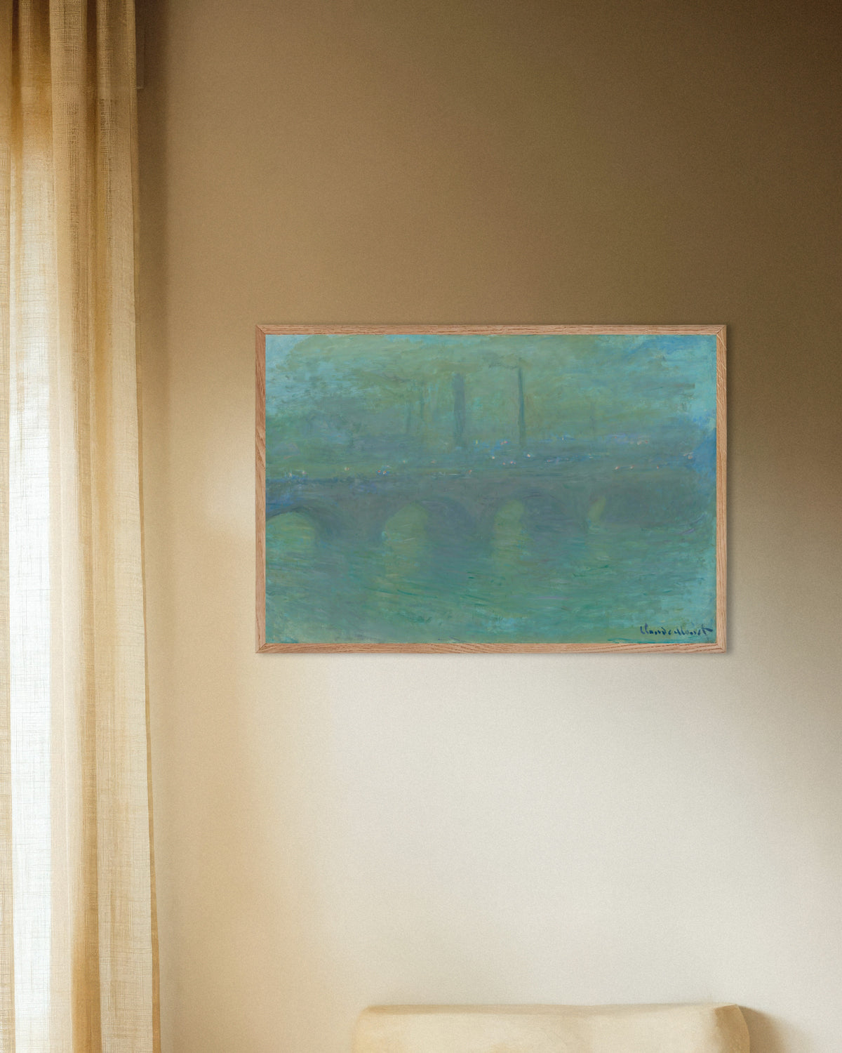 Claude Monet’n Waterloo Bridge, Lontoo, hämärässä (1904) -juliste luonnonvärisessä puukehyksessä