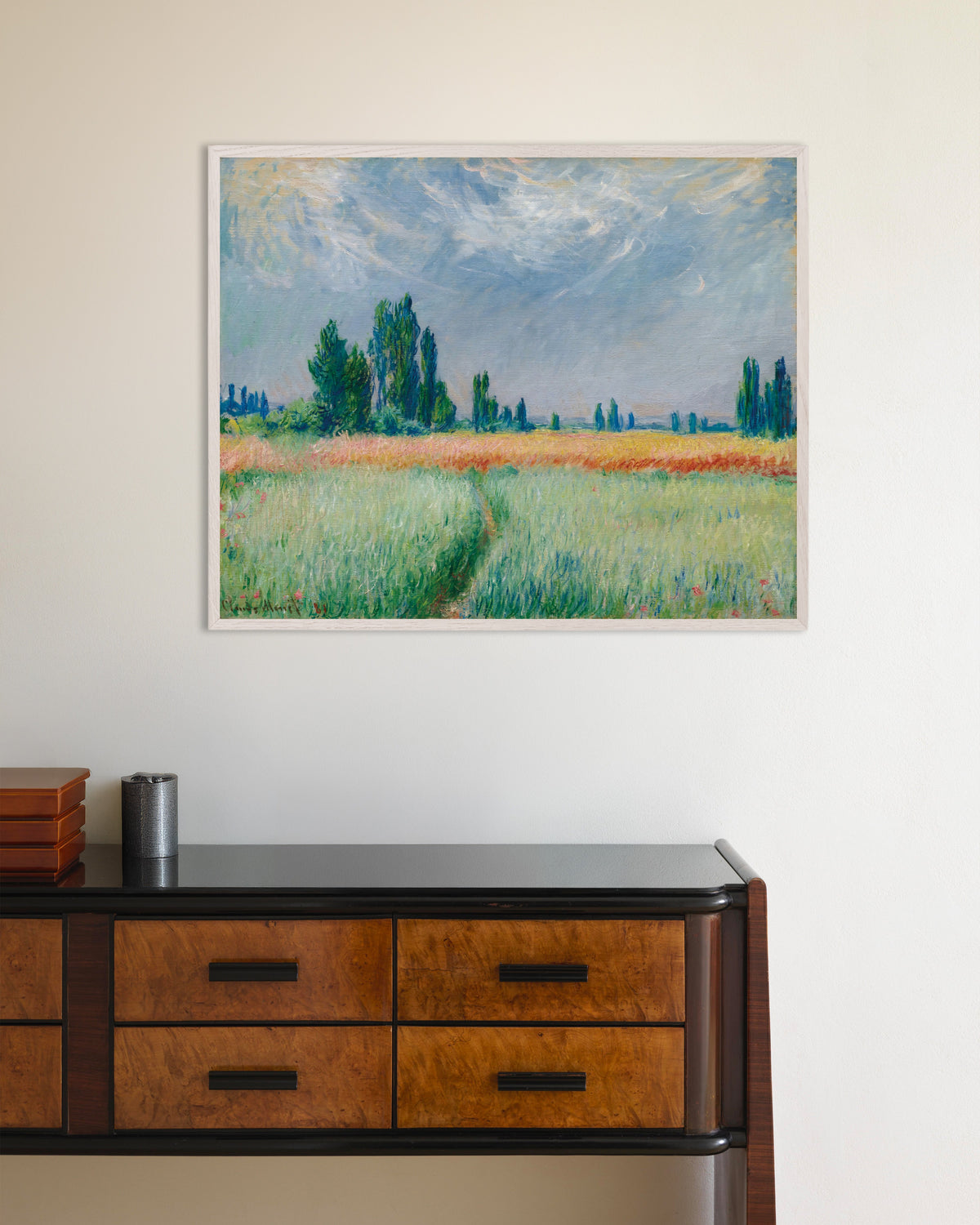 Claude Monet’n Vehnäpelto (1881) -juliste valkoisessa puukehyksessä