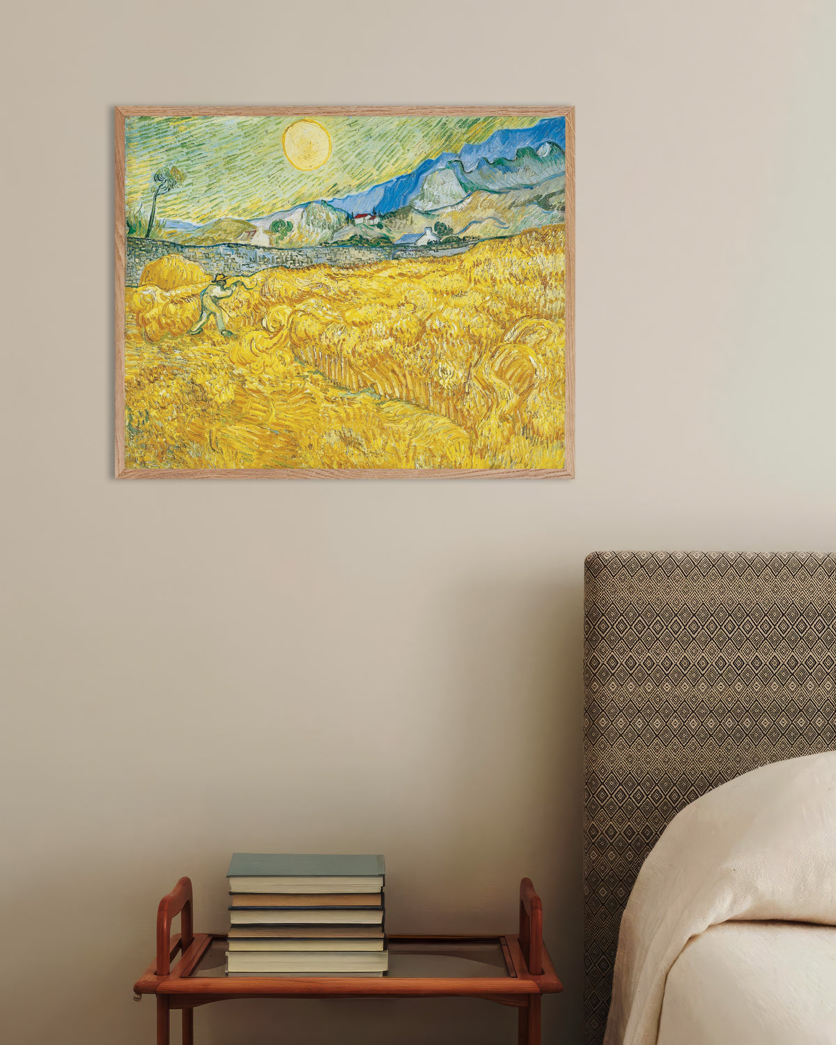 Juliste, jossa on Vincent van Goghin teos Viljapelto Saint-Paulin sairaalan takana niittäjän kanssa (1889), luonnonvärisellä puukehyksellä