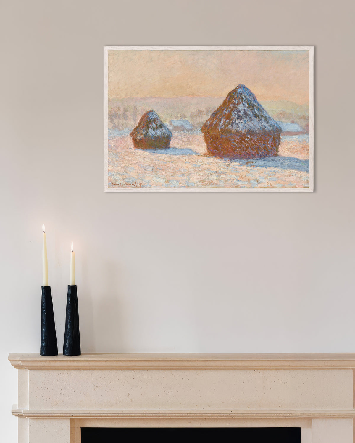 Claude Monet’n Viljasuovat, lumivaikutelma, aamu (1891) -juliste valkoisessa puukehyksessä