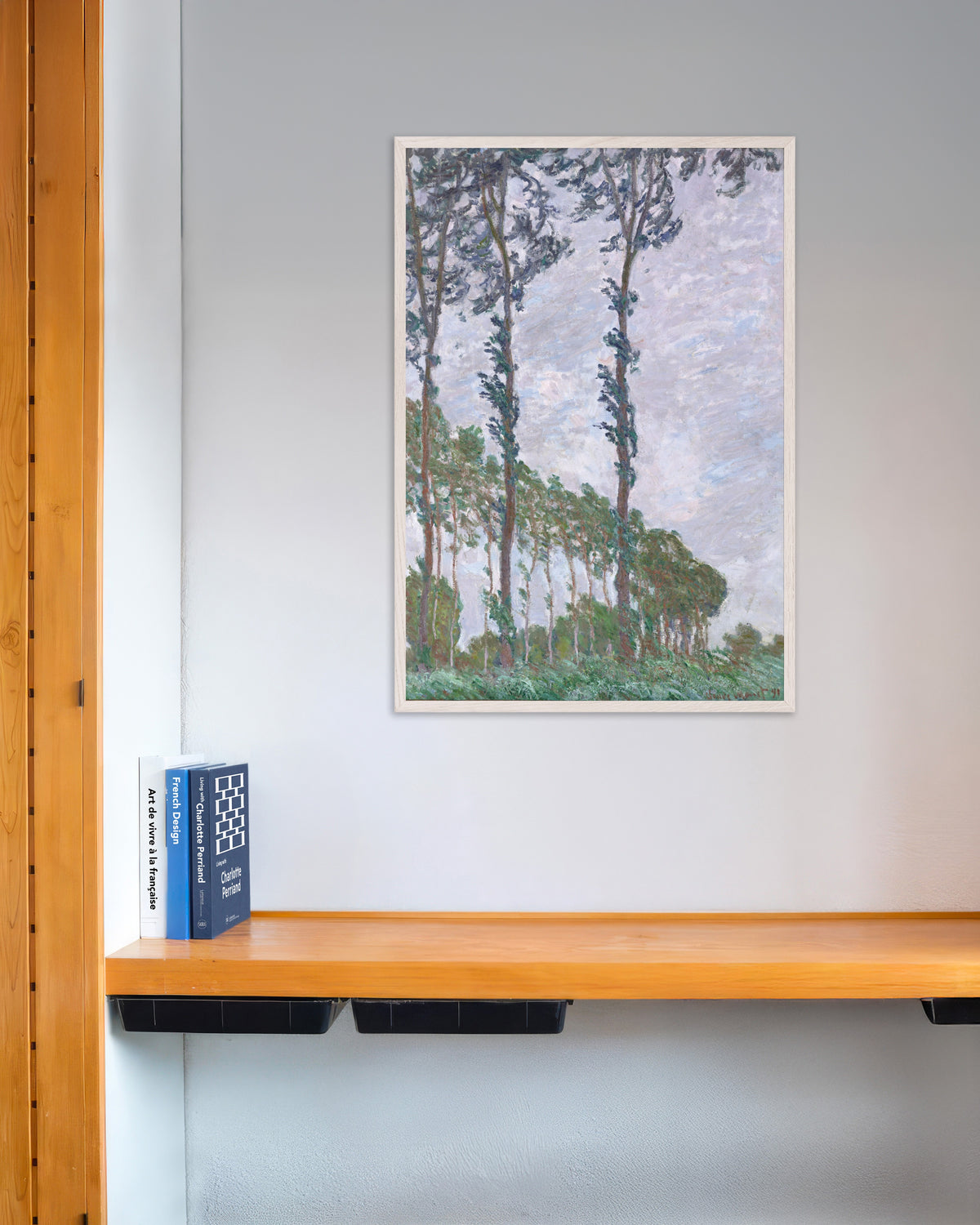 Claude Monet’n Poppelit, tuulivaikutelma (1891) -juliste valkoisessa puukehyksessä