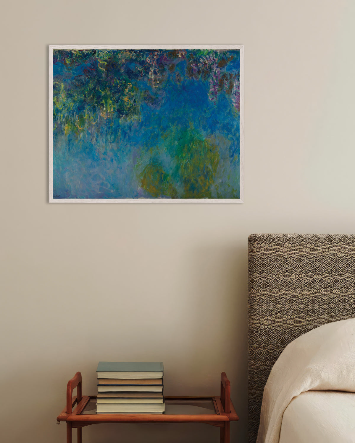 Claude Monet’n Sinisade (n. 1925) -juliste valkoisessa puukehyksessä